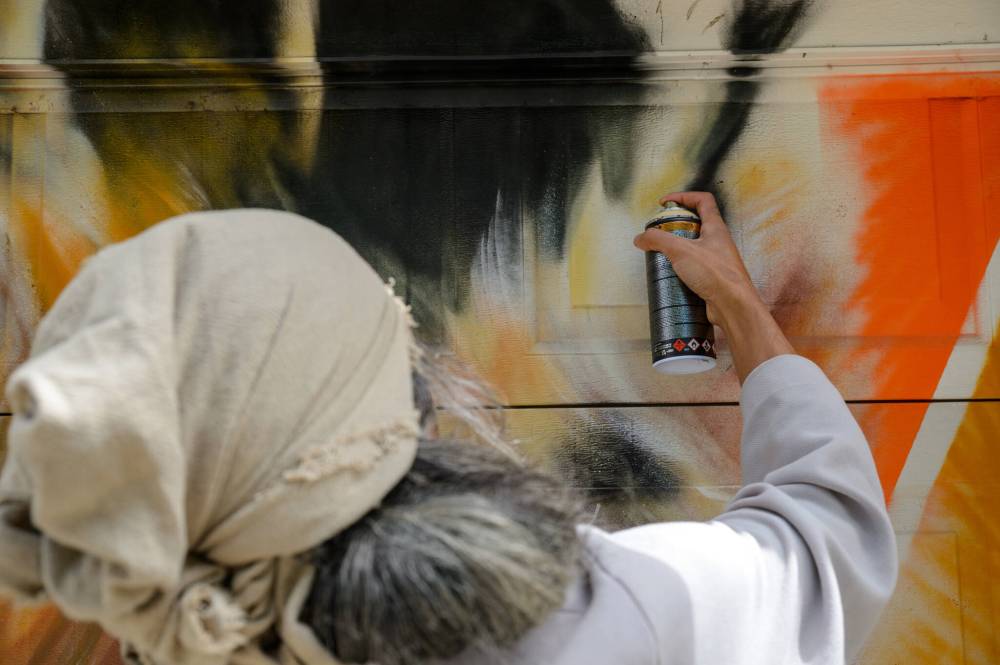 Nereo Zorro spray paints his mural of a fox in the alley of 500 Langside St. (Ethan Cairns / Winnipeg Free Press files)