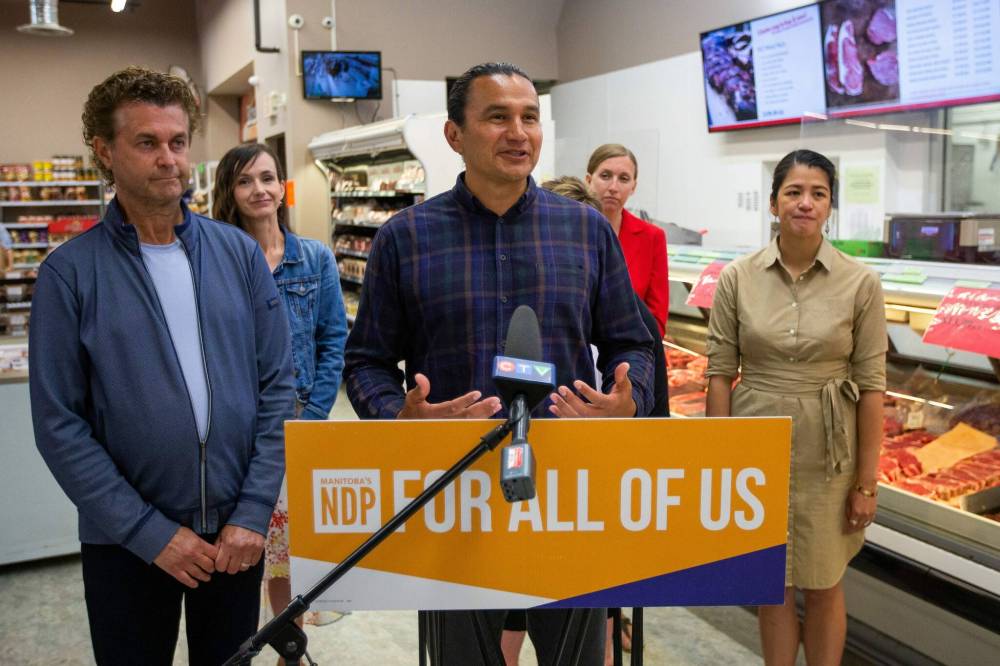 DANIEL CRUMP / WINNIPEG FREE PRESS
NDP Leader Wab Kinew was at Cantor’s to shine a light on rising food prices, calling for the creation of an all-party committee to help fight inflation.