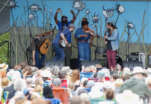 JOHN WOODS / WINNIPEG FREE PRESS
Gangstagrass, Trio Svin and Tall Tall Trees perform on the Snowberry Field Stage Sunday at the Winnipeg Folk Festival.