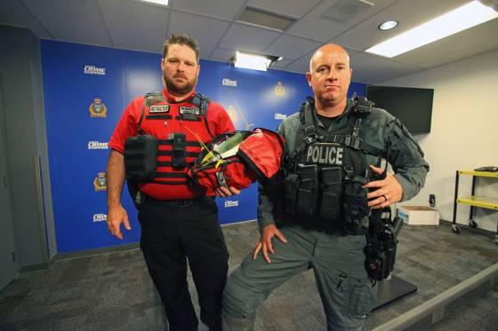 ERIK PINDERA / WINNIPEG FREE PRESSWinnipeg police Const. Rob Saurette, left, who coordinates the tactical trauma care program for the police academy and Const. Dan Hemmerling, who developed the program, with a tactical medical kit.