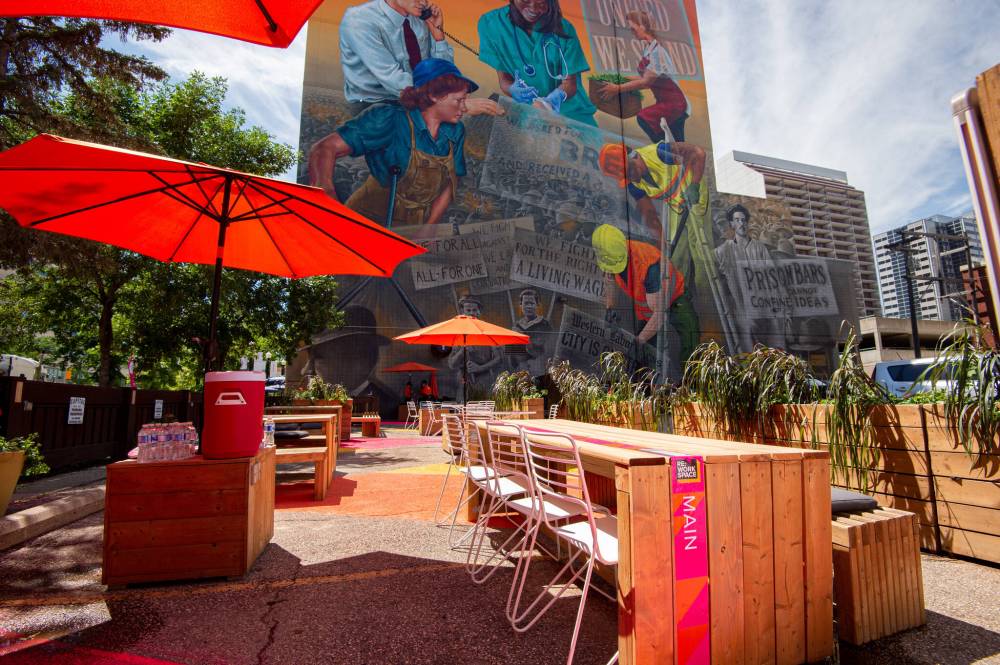MIKE SUDOMA / WINNIPEG FREE PRESS
The Downtown Winnipeg Biz’s pop up patio workspace along Broadway avenue allows for businesses to take the work outdoors with rentable tables for meetings, and space to enjoy local cuisine from surrounding restaurants.
