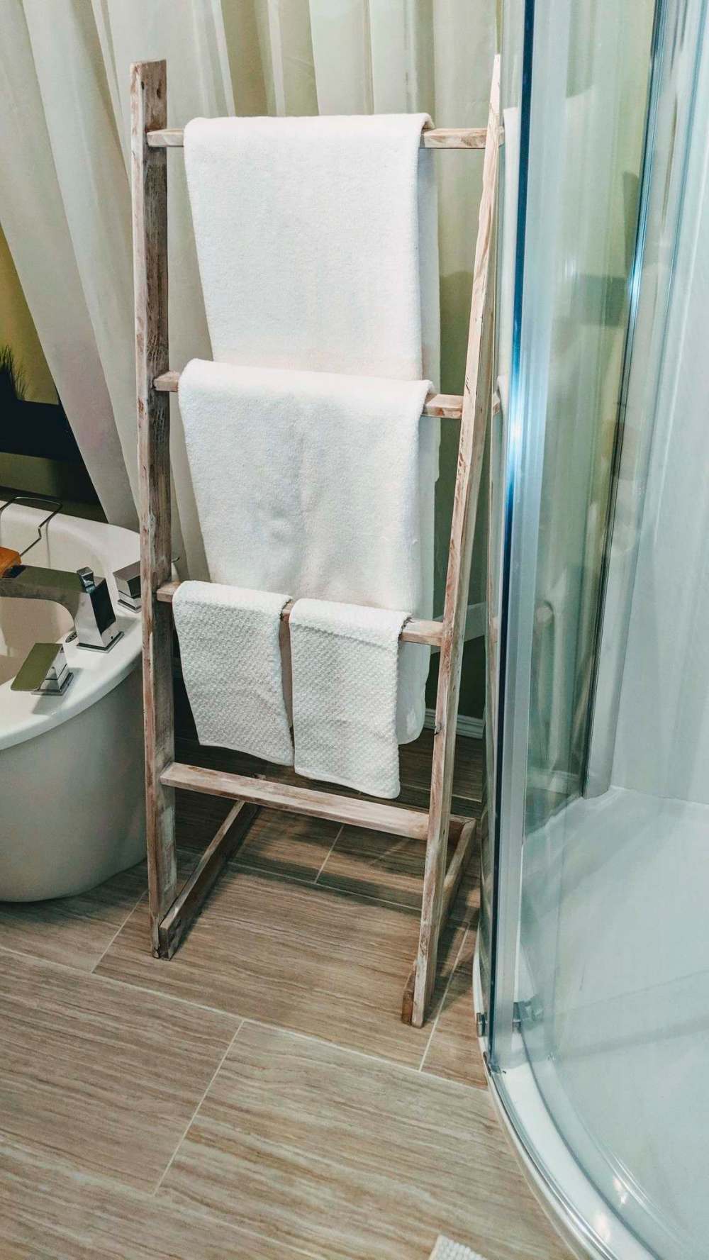 Supplied
A towel rack created from a wooden pallet.