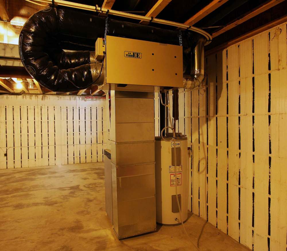 KEN GIGLIOTTI / WINNIPEG FREE PRESS files
Setting your new furnace’s thermostat to run the blower on low speed continuously is a good idea, and shouldn’t have negative effects on performance or longevity.