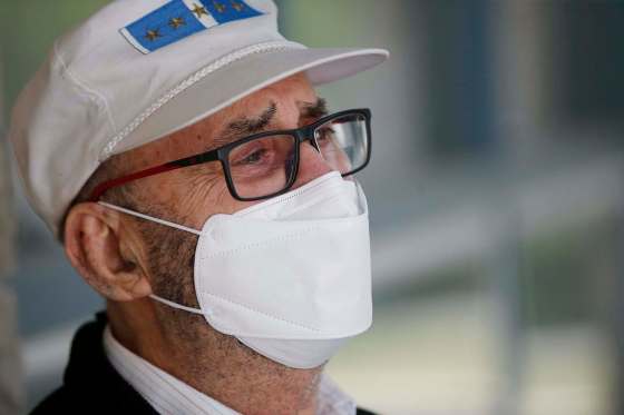 JOHN WOODS / WINNIPEG FREE PRESSDavid Diamond wears one the masks he and other Korean veterans received from the South Korean government as a gesture of thanks for their service during the Korean War.