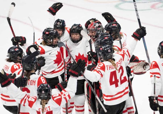 Canada players celebrate after defeating the U.S. (Ryan Remiorz / The Canadian Press)