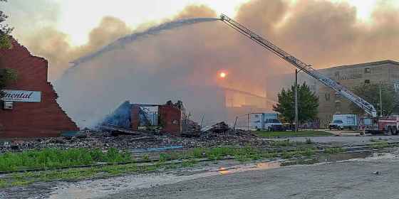 Nicholas Frew / Winnipeg Free PressFirefighters battle a warehouse fire on Jarvis Avenue on Monday morning.