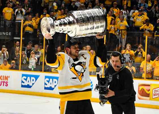 Steve Roberts / Cal Sport Media/ Zuma PressPittsburgh Penguins centre Sidney Crosby (87) holds up the Stanley Cup.