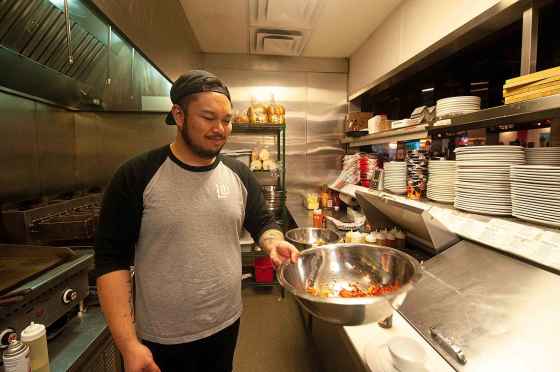 Underdogs head chef, Alex Wong, prepares some super spicy hot wings. (Mike Sudoma / Winnipeg Free Press files)