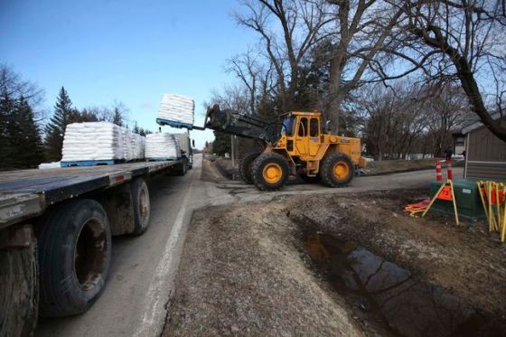 RUTH BONNEVILLE / WINNIPEG FREE PRESSThe City of Winnipeg drops off 1200 sandbags to a property along Cloutier Drive and another 1200 on roadside Thursday.