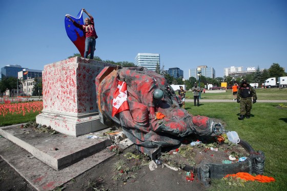 JOHN WOODS / WINNIPEG FREE PRESSA statue of Queen Victoria on the legislative grounds was toppled on Canada Day. (John Woods / Winnipeg Free Press files)