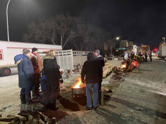 Protesters along Memorial Boulevard on Wednesday night. (Tom Brodbeck / Winnipeg Free Press)