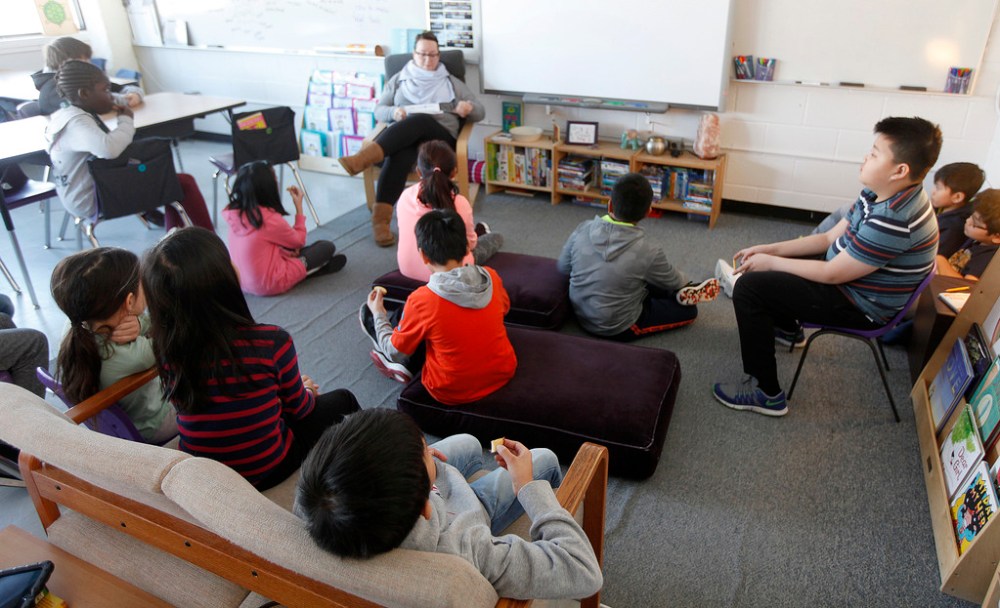 PHIL HOSSACK / WINNIPEG FREE PRESS FILESHeather Blacker and her grade four students at Brooklands School works on a lesson for