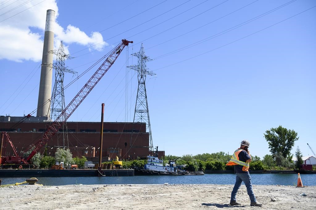 Toronto Hydro, Hydro One say power restored after downtown core outage