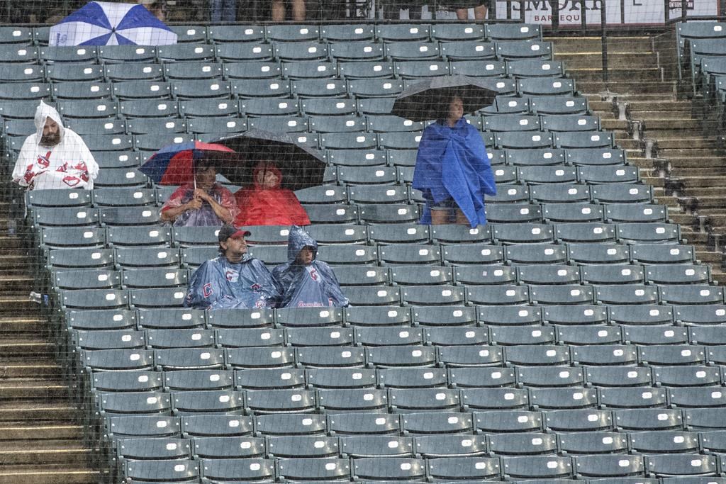 MarinersGuardians game resumes after 4 1/2hour rain delay Winnipeg