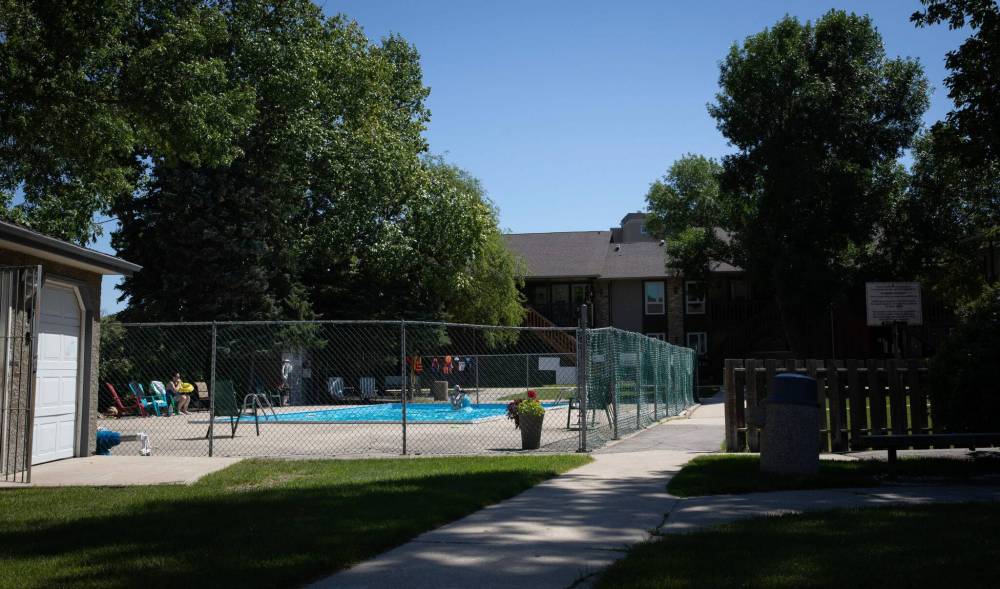 JESSICA LEE / WINNIPEG FREE PRESS
The pool at Concord Gardens residential complex at 957 Concordia Avenue. A six year old child was involved in a near-drowning incident in this pool in July. The child passed away over the weekend at Health Sciences Centre.