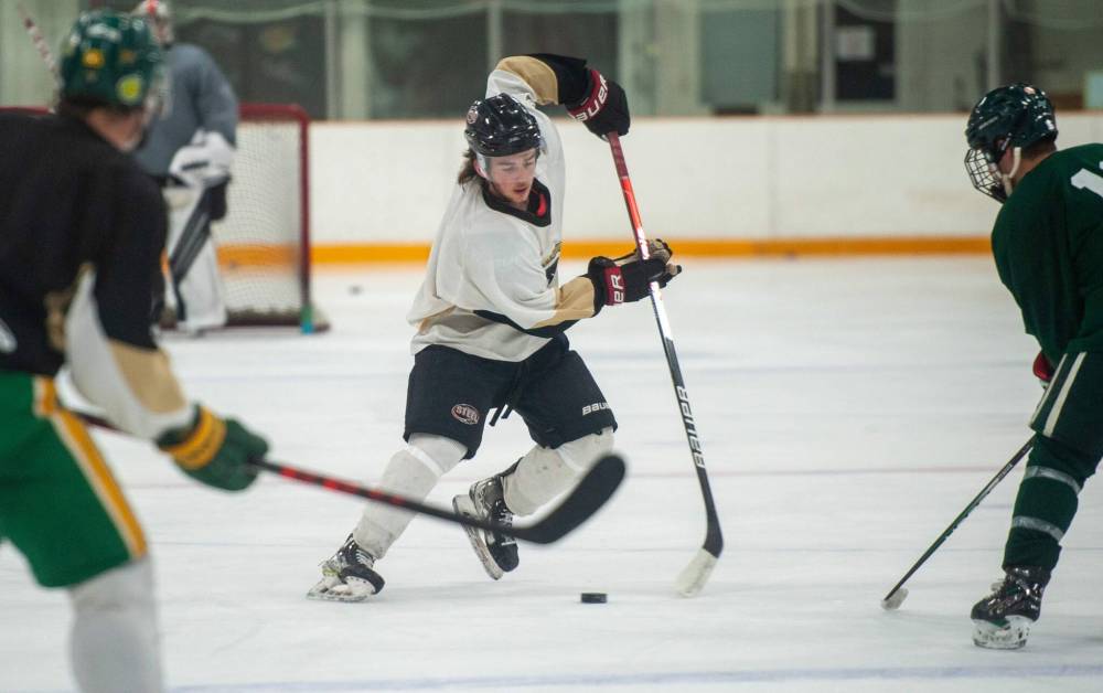 ETHAN CAIRNS / WINNIPEG FREE PRESS
Jayden Perron does some dangling during a drill with Evolution Hockey at the Winnipeg Winter Club.