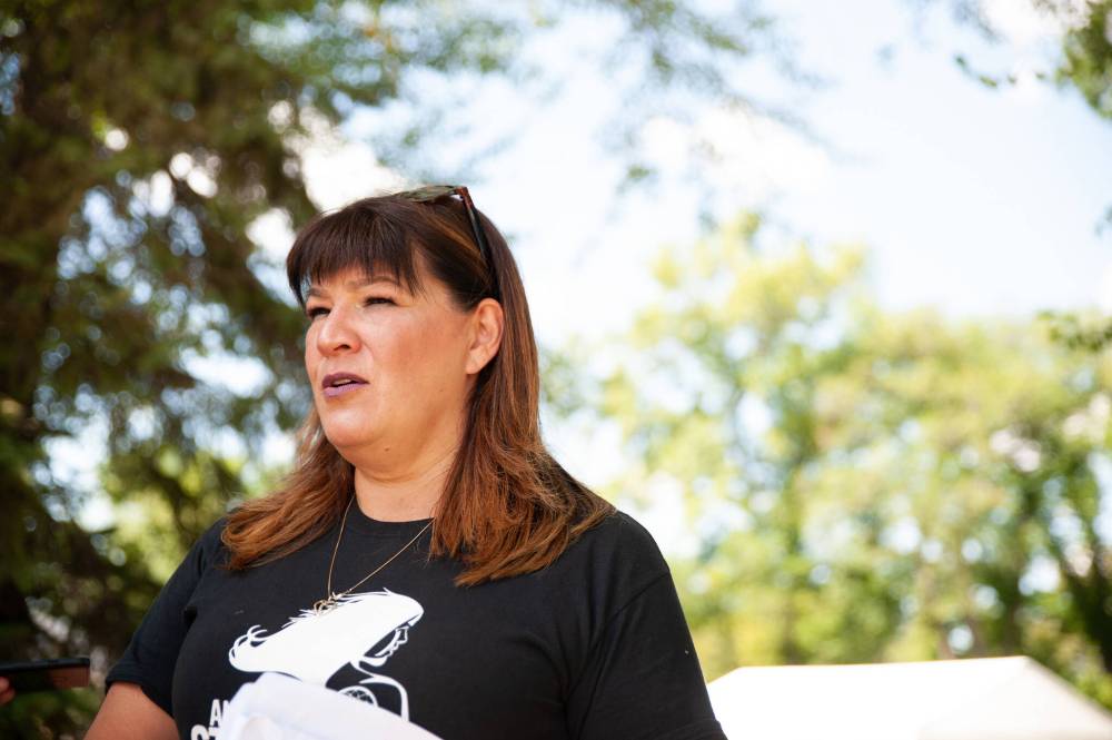 Point Douglas NDP MLA Bernadette Smith speaks to the audience before the concert kicks off.(Ethan Cairns / Winnipeg Free Press)