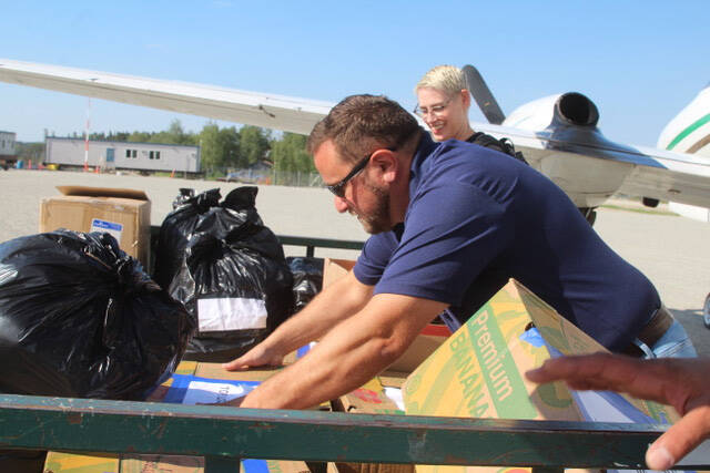 MAGGIE MACINTOSH / WINNIPEG FREE PRESS
Barletta and Kirstin Beardsley, CEO of Food Banks Canada, sort boxes flown in on the Perimeter Airlines flight.