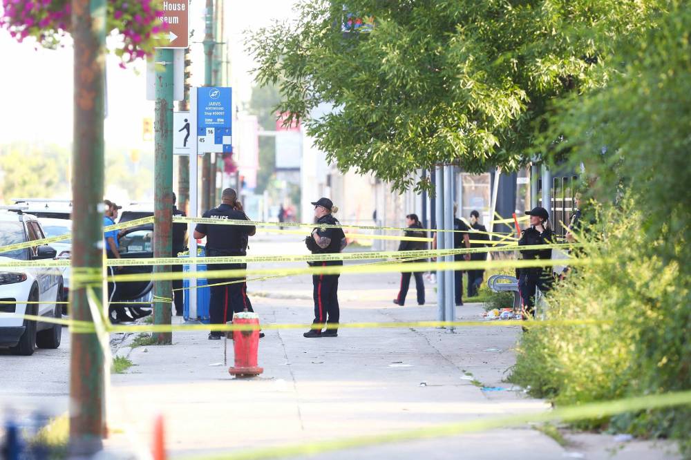 MIKE DEAL / WINNIPEG FREE PRESS
Winnipeg police investigate on the east side sidewalk of Main Street between Sutherland and Jarvis avenues.