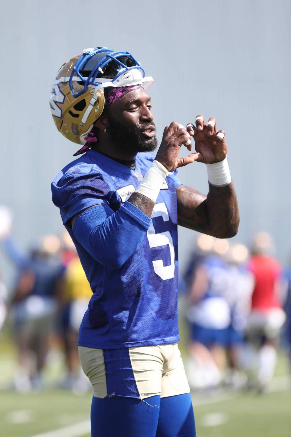 RUTH BONNEVILLE / WINNIPEG FREE PRESS
It makes about thiiiis much difference to Willie Jefferson who the Calgary Stampeders start at quarterback Thursday night.