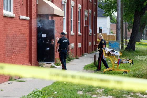 Winnipeg police at a Jarvis Avenue apartment block on Monday, where they found Danielle Dawn Ballantyne's body. (Mike Deal / Winnipeg Free Press files)