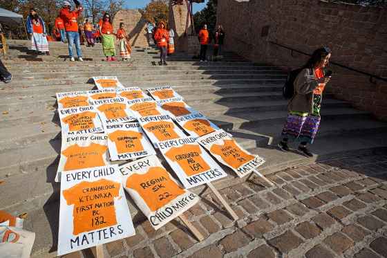 MIKE DEAL / WINNIPEG FREE PRESS Signs are laid out on the steps of the Oodena Celebration Circle Friday morning on the National Day of Truth and Reconciliation at The Forks.