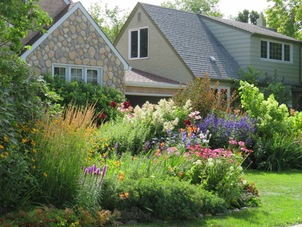 Colleen Zacharias / Winnipeg Free Press
                                This summer, the front yard of Deb Fast and David Wiebe was a show stopping display of flowers.
                                SUPPLIED
                                Deb Fast’s front lawn in full bloom with an array of sunshine-friendly flowers.