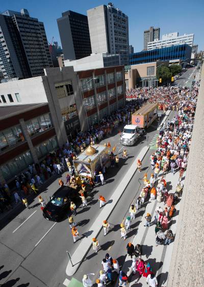 JOHN WOODS / WINNIPEG FREE PRESS
                                Thousands people from the Sikh community came out to worship and celebrate the first Nagar Kirtan parade since the COVID-19 pandemic hit the province on Sunday.
