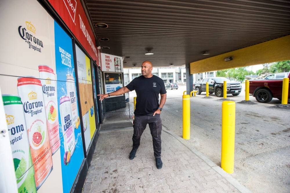 MIKAELA MACKENZIE / WINNIPEG FREE PRESS FILES
In late August, Ravi Ramberran, owner of Four Crowns, shows the damaged windows. He was
surprised to discover how many other businesses are also being plagued by break-ins.