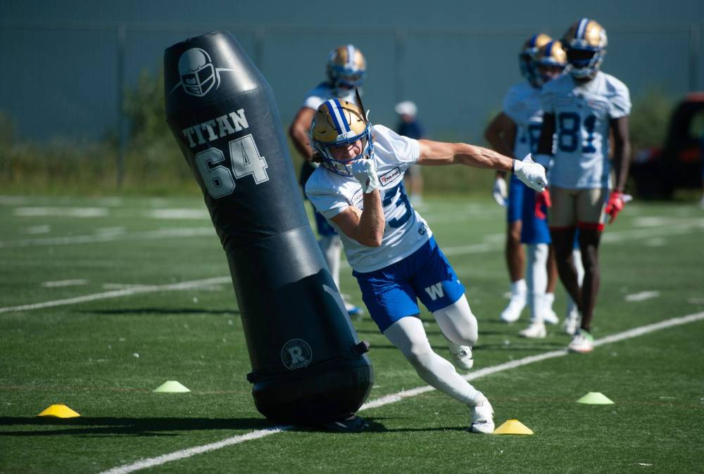 ETHAN CAIRNS / WINNIPEG FREE PRESS
A feather is visible on Blue Bombers receiver Dalton Schoen’s helmet as he runs a route during practice in August.