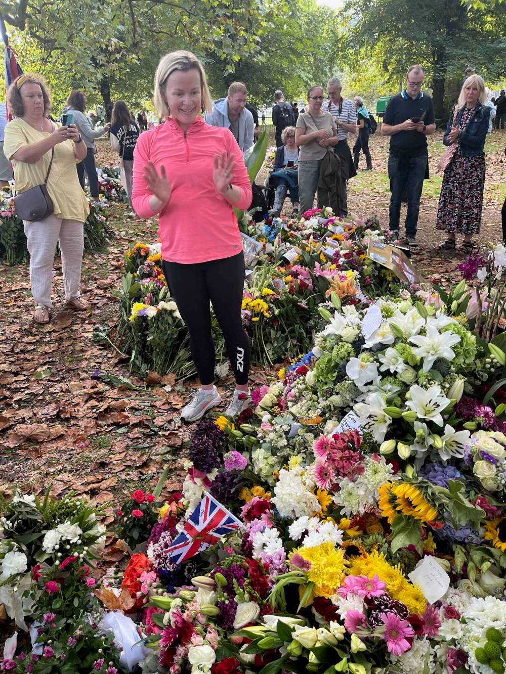 DAN LETT / WINNIPEG FREE PRESS
                                A woman stacking flowers at The Green Park in London.