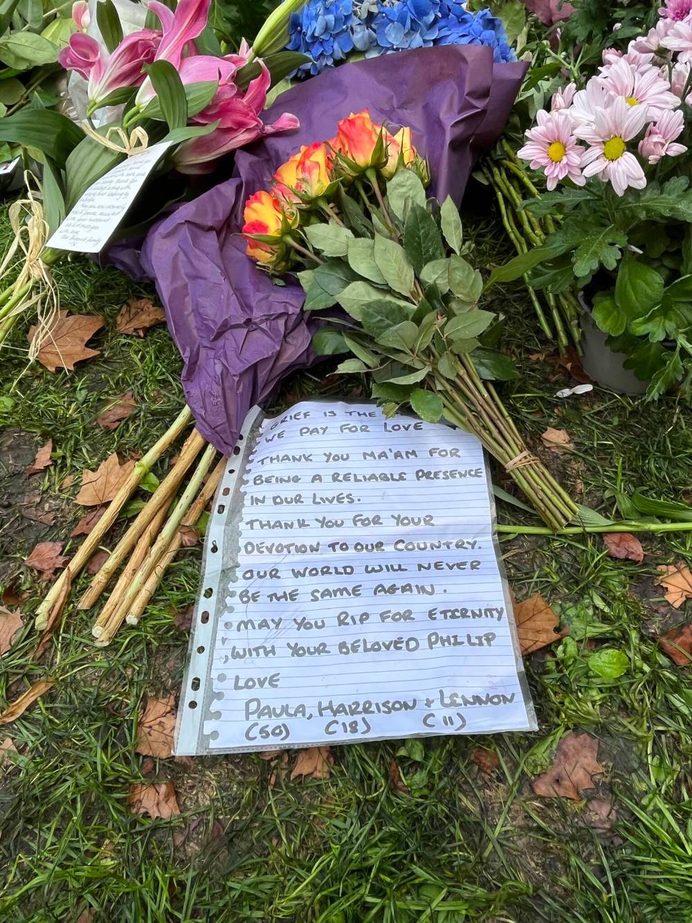 DAN LETT / WINNIPEG FREE PRESS
                                Messages are left for the Queen in The Green Park in London.