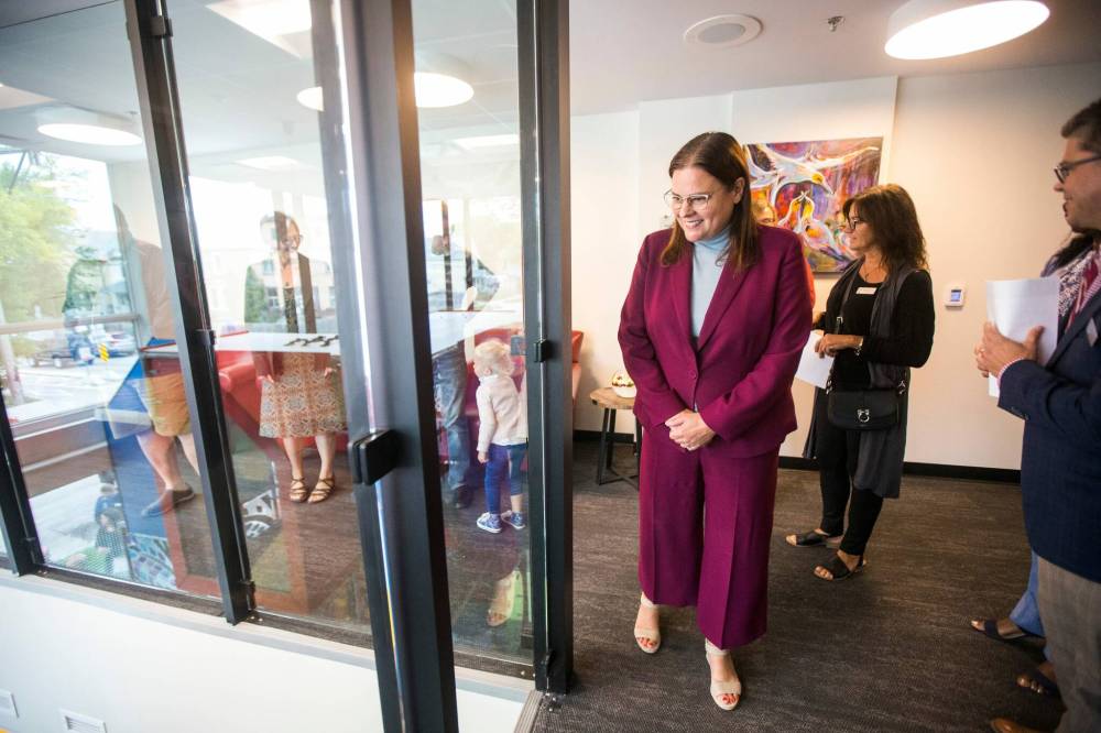 MIKAELA MACKENZIE / WINNIPEG FREE PRESS
Premier Heather Stefanson gets a tour of the new Ronald McDonald House at the grand opening in Winnipeg.