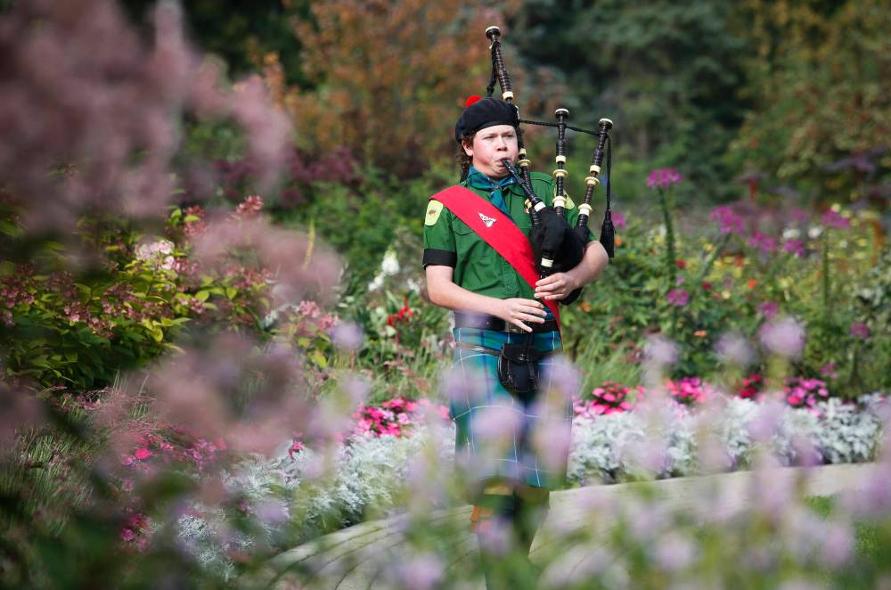 JOHN WOODS / WINNIPEG FREE PRESS
Colin Tighe, bagpiper in the Lord Selkirk Robert Fraser Memorial Pipe Band, plays at the English Garden in Assiniboine Park Sunday.