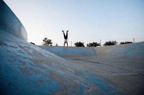 Maeve Smith Ho-Ho’s into the Sargent Park Skatepark during a Peg City Rollers meetup. (Mike Sudoma / Winnipeg Free Press )