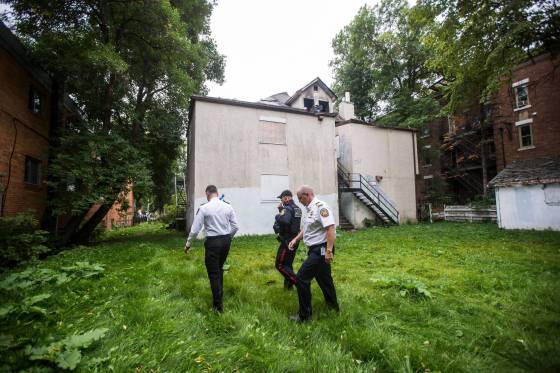 John Bernuy from Community Bylaw Enforcement Services (left), WPS Staff Sergeant Rob Duttchen, and WFPS Assistant Chief Scott Wilkinson check out a vacant building on Mayfair Avenue. (Mikaela MacKenzie / Winnipeg Free Press)