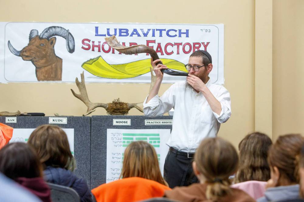 MIKE DEAL / WINNIPEG FREE PRESS
Rabbi Boruch Heidingsfeld teaches children in the Brock Corydon Hebrew bilingual program about the Shofar and how it is made Thursday at the Chabad-Lubavitch of Winnipeg, Jewish Learning Centre.