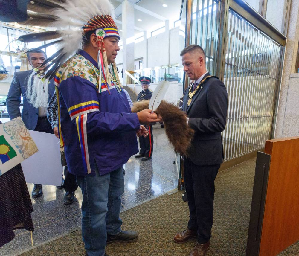 MIKE DEAL / WINNIPEG FREE PRESS FILES
Chief Gordon Bluesky from Brokenhead Ojibway Nation presents a Buffalo pelt to Mayor Brian Bowman. Indigenous sacred symbols were presented to the mayor and council earlier this month for display in the city council chamber.