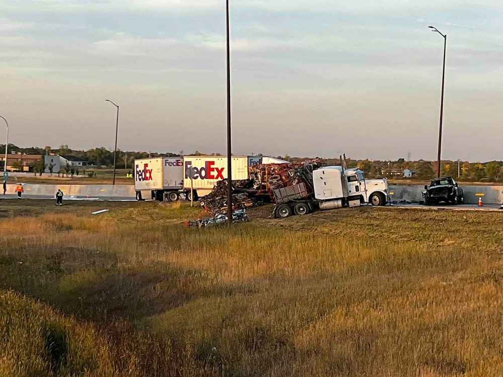 Truck drivers injured in Perimeter crash – Winnipeg Free Press