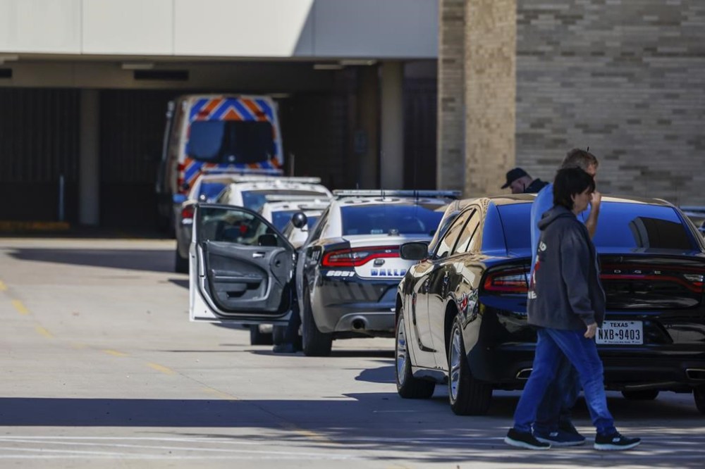 Dallas police respond to an active shooter incident at Methodist Dallas Medical Center on Saturday, Oct. 22, 2022. Two nurses were shot during the incident, according to police. (Liesbeth Powers/The Dallas Morning News via AP)