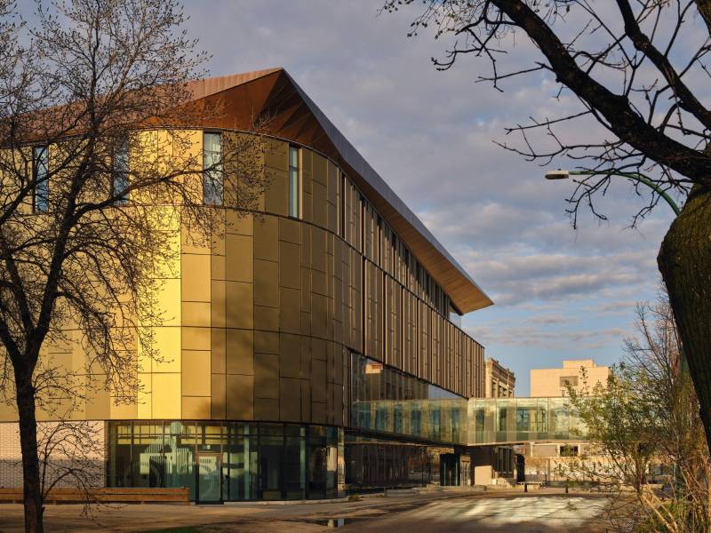 doublespace photography
Solar cladding generates energy for the Red River Polytech campus.