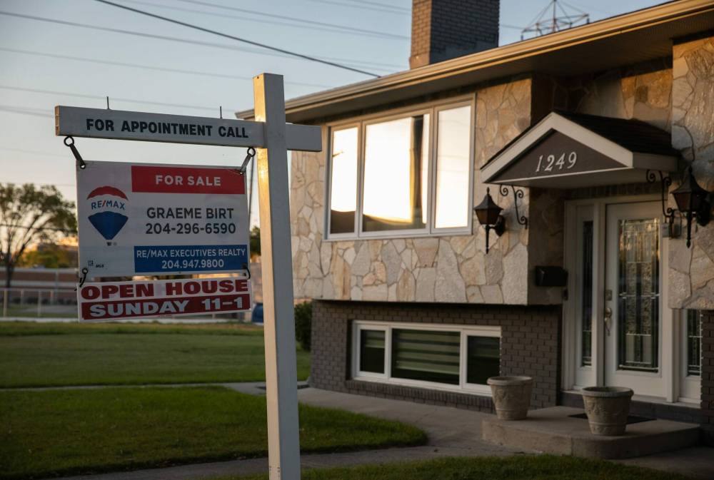 JESSICA LEE / WINNIPEG FREE PRESS
A survey commissioned by Re/Max Canada revealed 44 per cent of Canadians agree rising interest rates are compelling them to hold on buying a property this fall. Thirty-four per cent say they won’t hold.