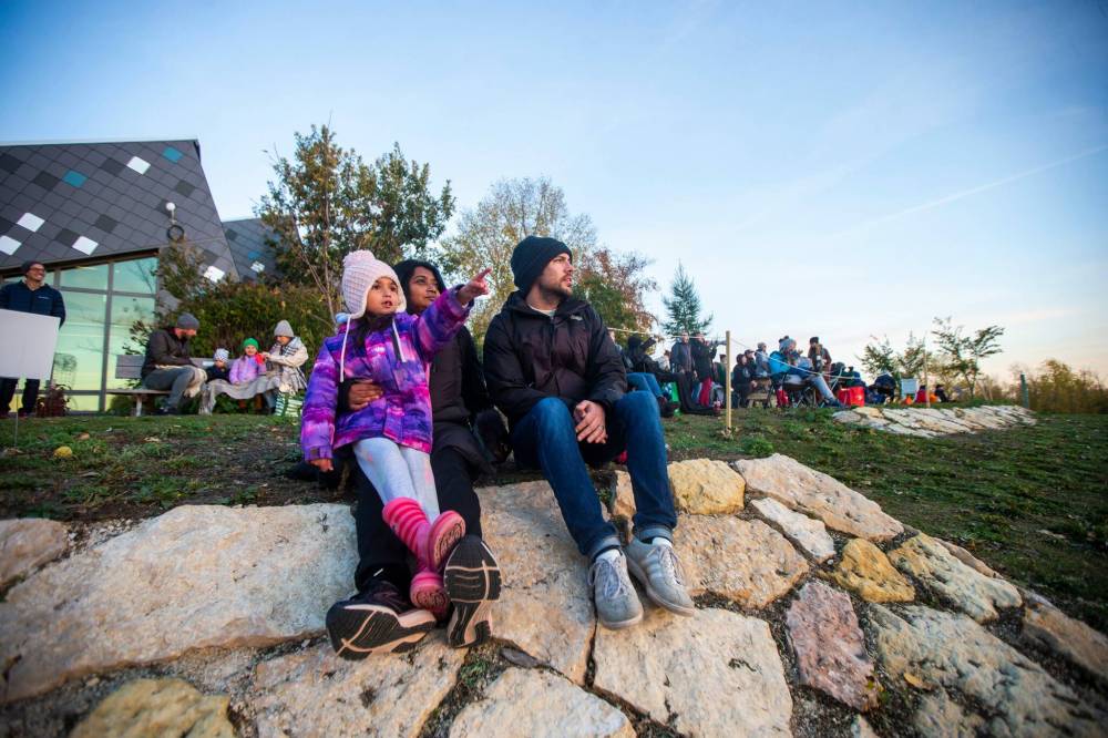 MIKAELA MACKENZIE / WINNIPEG FREE PRESS
AV Kitching watches the sunset goose flight for the first time with her husband, Chris, and daughter, Faith, at Fort Whyte Alive.