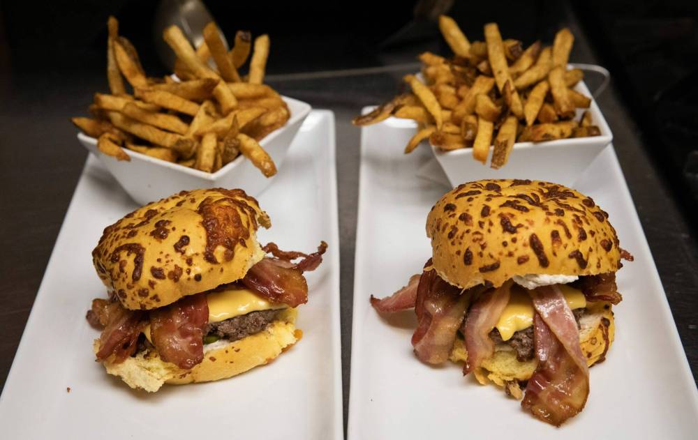 JESSICA LEE / WINNIPEG FREE PRESS
Burgers at the Tipsy Cow get rave reviews online.