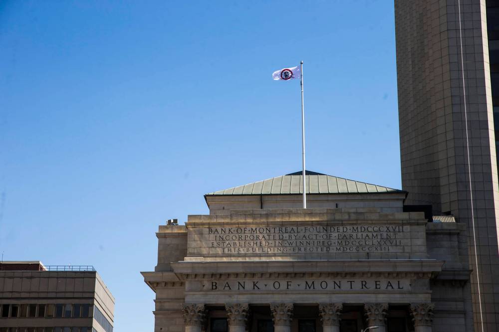 MIKAELA MACKENZIE / FREE PRESS FILES
A Métis flag flies above the BMO building at Portage and Main.
