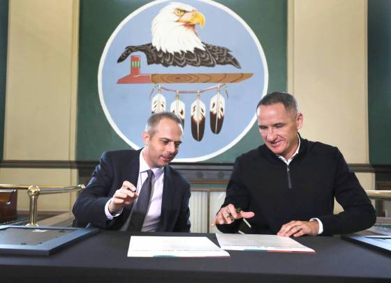 Ray Karasevich, president of the Manitoba Institute of Trades and Technology, and Kevin Chief, chairman of the Centre for Aboriginal Human Resource Development, sign a deal that opens the door to training more Indigenous people for well-paying jobs in industrial painting, glass work and insurance. (Ruth Bonneville / Winnipeg Free Press)