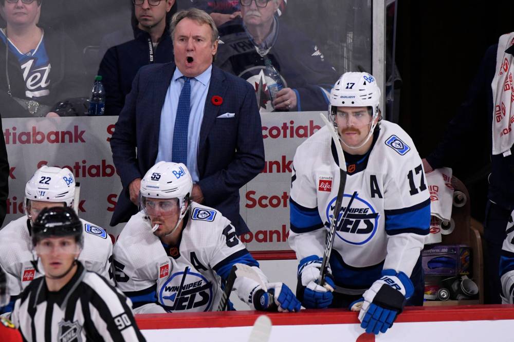 FRED GREENSLADE / THE CANADIAN PRESS
Winnipeg Jets’ head coach Rick Bowness shouts instructions to his team as Adam Lowry (17) looks to get on the ice against the Chicago Blackhawks during the third period.