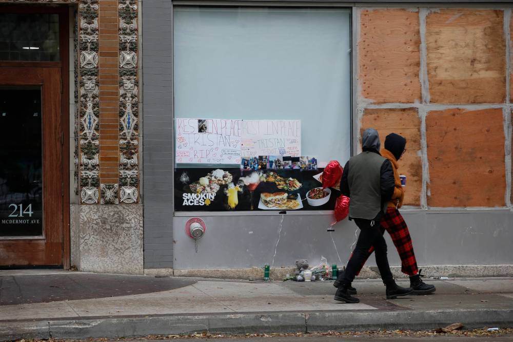 JOHN WOODS / FREE PRESS FILES
A memorial outside 216 McDermot Ave. where Tristan James Raynard Asham, 21, in Nov. 2022. Charges against the accused, 20-year-old Shiv Austin Harper, were stayed on Feb. 7.