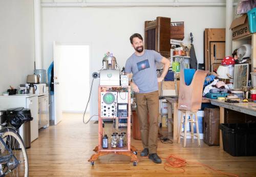 JESSICA LEE / WINNIPEG FREE PRESS
Curtis L. Wiebe and his prop will appear in his show Dr. Bunk’s Unconventional Sleep Clinic.
