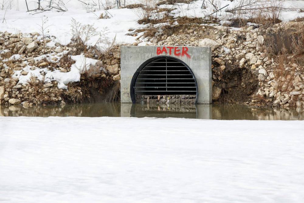In March, a large volume of snow began to melt before a Portage Avenue interceptor sewer pipe replacement could be finished. The moisture combined with wastewater to exceed the capacity of the site’s temporary pumping system sending sewage flowing into the river. (Mike Deal / Winnipeg Free Press files)